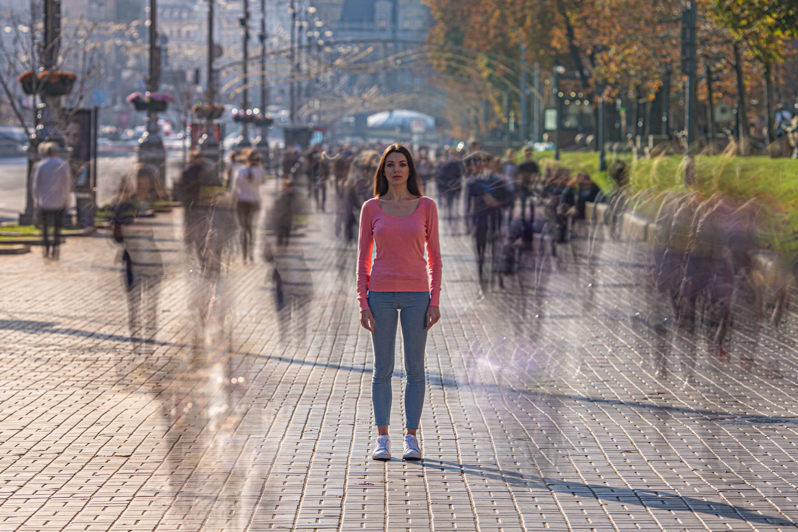 The young woman stands in crowdy flow The young woman stands in crowdy flow - expects to be visible.